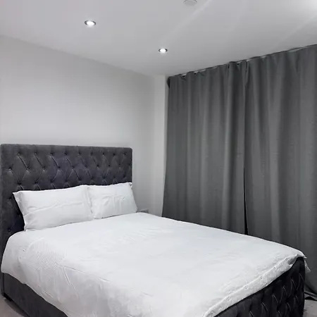 Flat In Leeds Centre With Unique Balcony Apartment *
