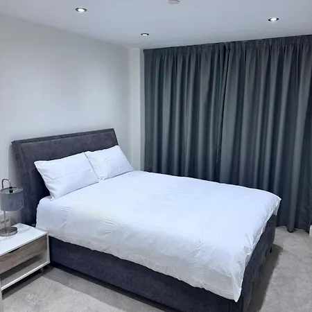 Apartment Flat In Leeds Centre With Unique Balcony *