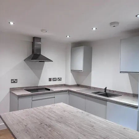 Flat In Leeds Centre With Unique Balcony *