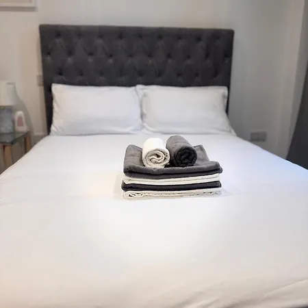 Apartment Flat In Leeds Centre With Unique Balcony *