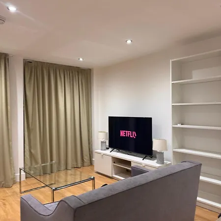 Flat In Leeds Centre With Unique Balcony Apartment *
