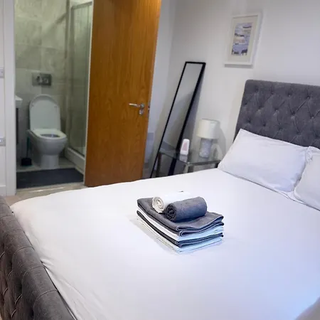 Apartment Flat In Leeds Centre With Unique Balcony