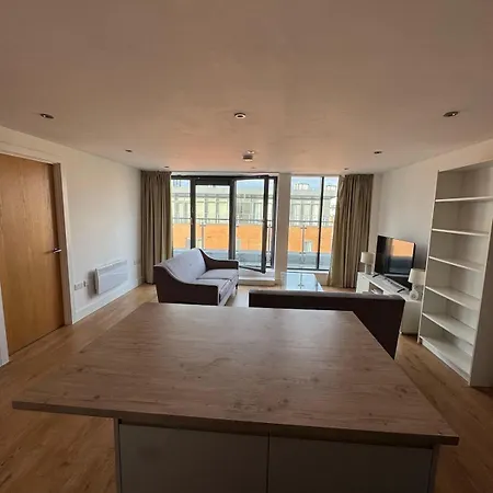 Flat In Centre With Unique Balcony * Leeds
