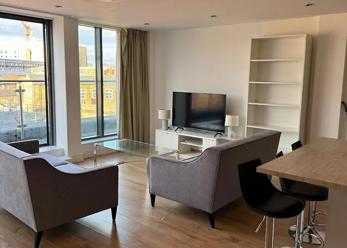 Flat In Centre With Unique Balcony Лидс